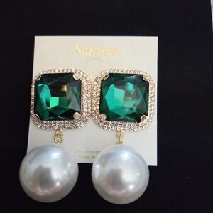 NWT Natasha Couture Oversized Emerald Green & Gold Earrings with Big Pearl Drops